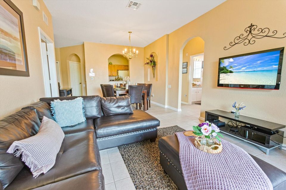 Living Room (Angle)
42" TV
