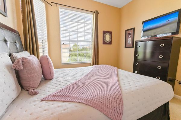 Queen Bedroom 2 (Angle)
32" TV