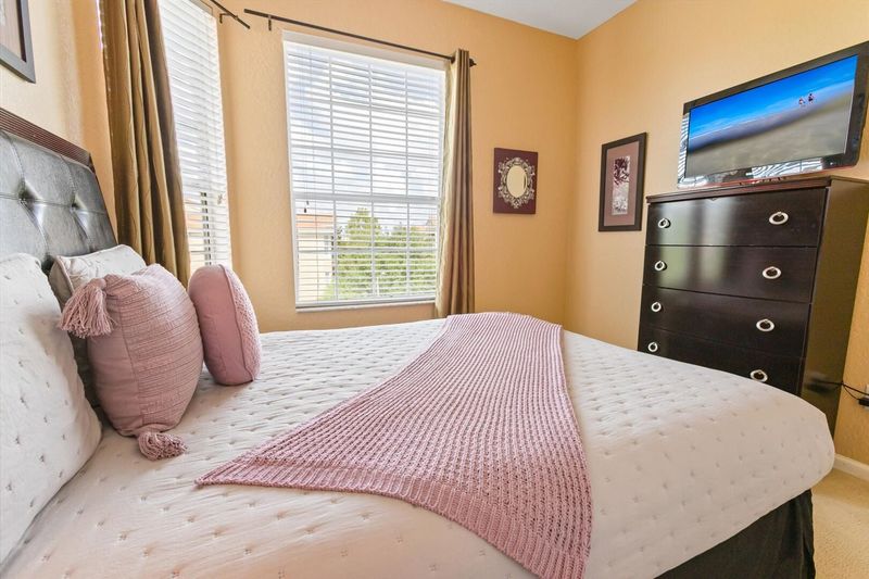 Queen Bedroom 2 (Angle)
32" TV