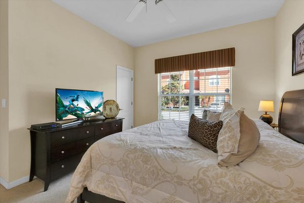 King Bedroom 1 (Angle)
40" Smart TV