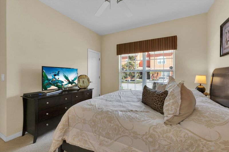 King Bedroom 1 (Angle)
40" Smart TV
