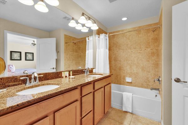 Master King Bathroom 3
Tub/Shower Combo