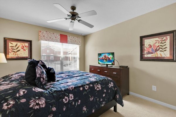 Queen Bedroom 3 (Angle)
32" TV