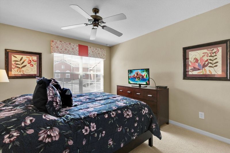 Queen Bedroom 3 (Angle)
32" TV