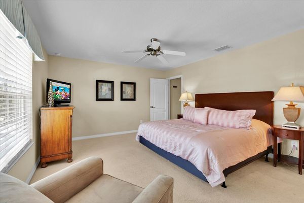 Master King Bedroom 4 Upstairs
32" TV