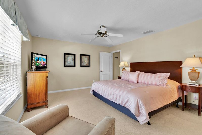 Master King Bedroom 4 Upstairs
32" TV