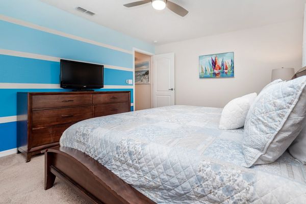 Master King Bedroom 4 (Angle)
32" TV