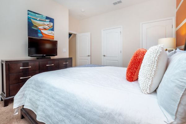 Queen Bedroom 1 (Angle)
32" TV