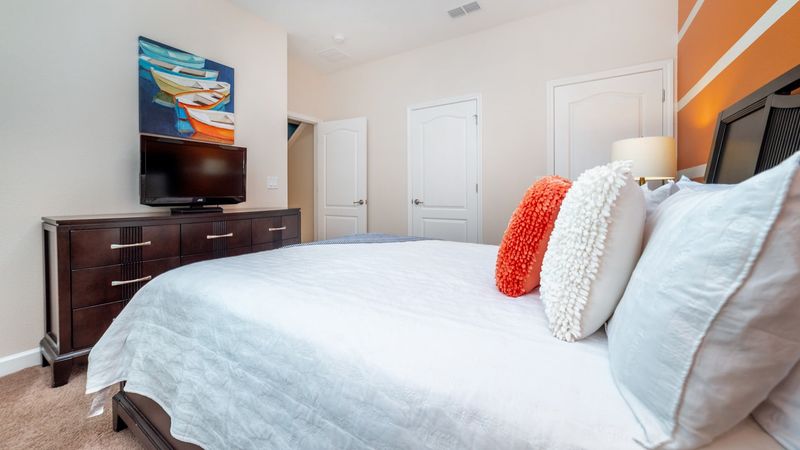 Queen Bedroom 1 (Angle)
32" TV