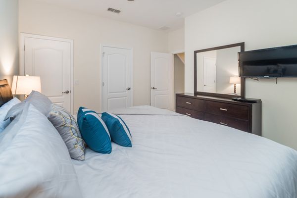 King Bedroom 1 (Angle)
32" TV