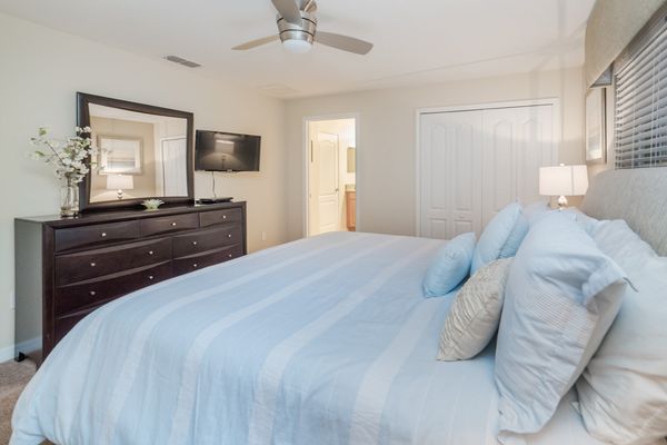 Master King Bedroom 4 (Angle)
32" TV