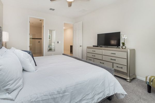 Master King Bedroom 1
40" Smart TV