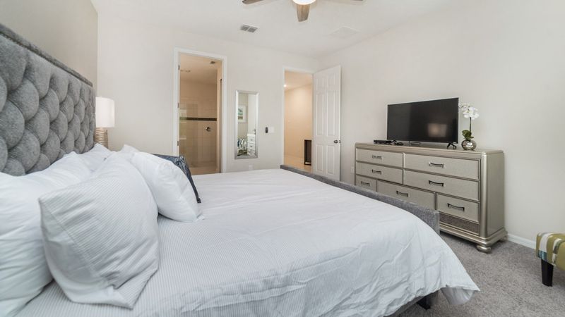 Master King Bedroom 1
40" Smart TV