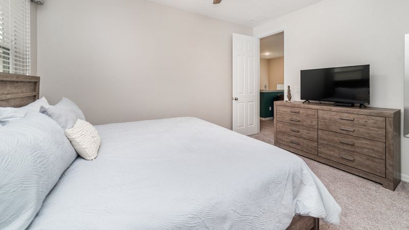 King Suite Bedroom 2
40" Smart TV