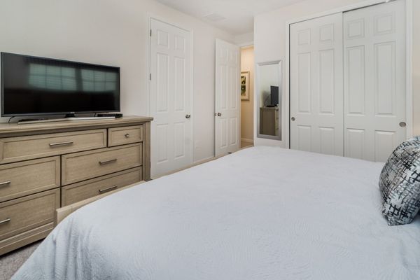 King Bedroom 5
40" Smart TV