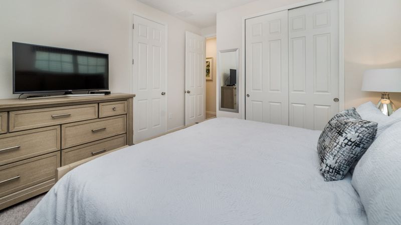 King Bedroom 5
40" Smart TV
