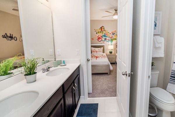 Jack N Jill Bathroom (Bed 3 & 4)
(Tub/Shower Combo)