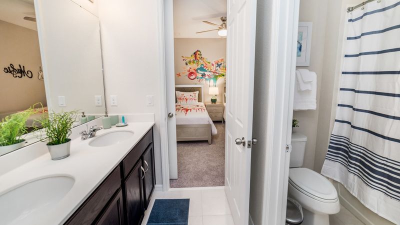 Jack N Jill Bathroom (Bed 3 & 4)
(Tub/Shower Combo)