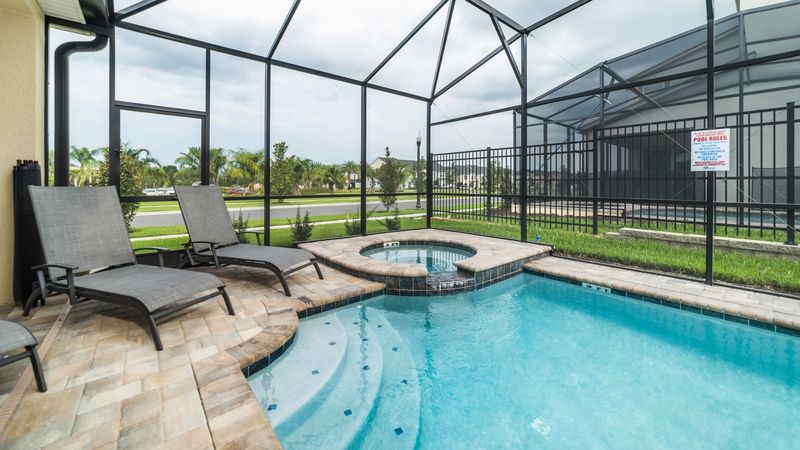 Pool/Spa
Faces South