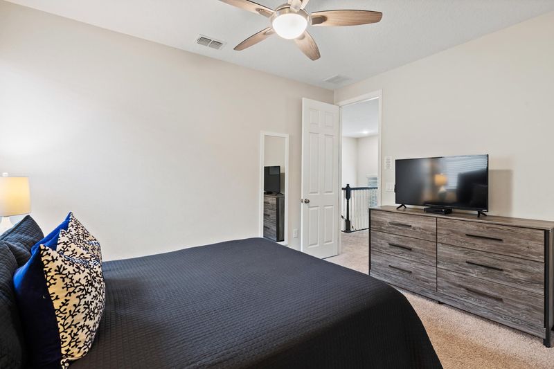 Queen Bedroom 2 40" TV