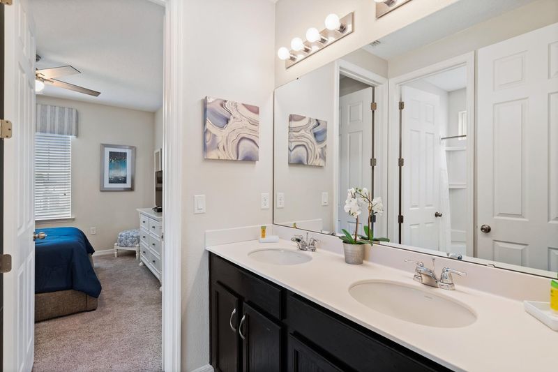 Jack N Jill Bathroom 3
(Beds 3 & 4)
