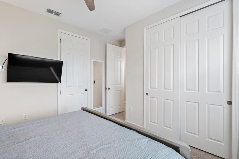 King Bedroom 5 40" Smart TV