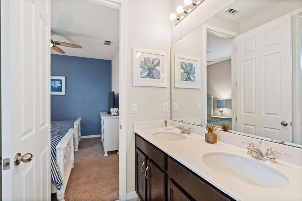 Jack N Jill Bathroom 4 Upstairs (Beds 5 & 6)