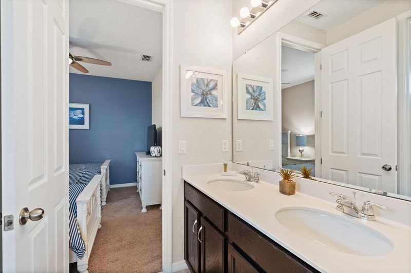 Jack N Jill Bathroom 4 Upstairs (Beds 5 & 6)