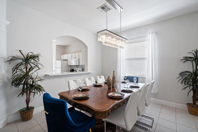 Dining Seats 8