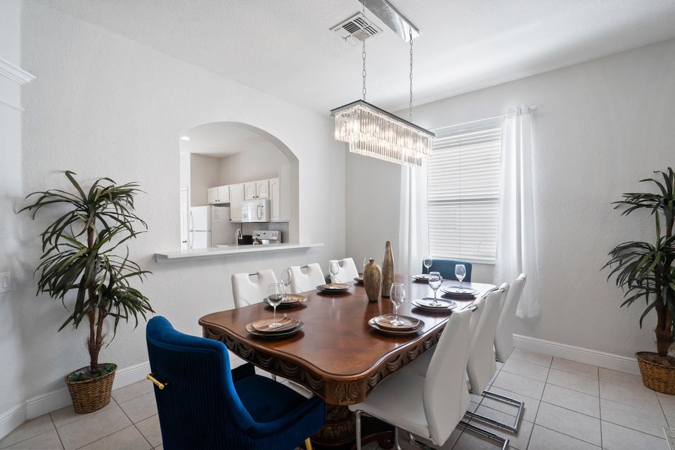 Dining Seats 8
