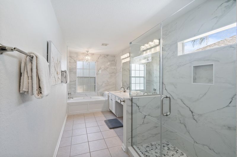 Master King Bathroom 1 Upstairs Tub & Shower