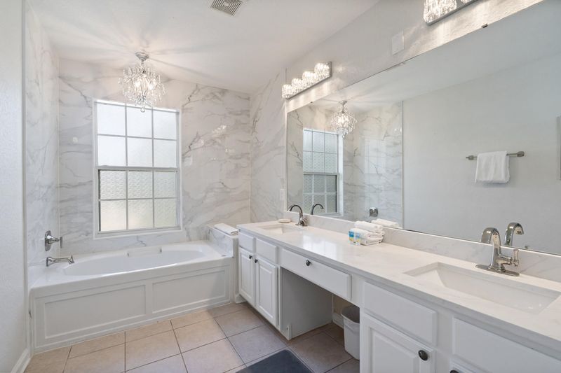 Master King Bathroom 1 Upstairs Tub & Shower