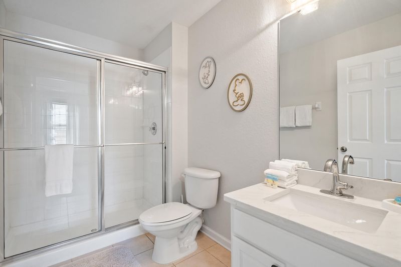 King Suite Bathroom 4 Upstairs Shower (Bed 6)