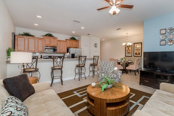 Living Room (Angle)
46" TV