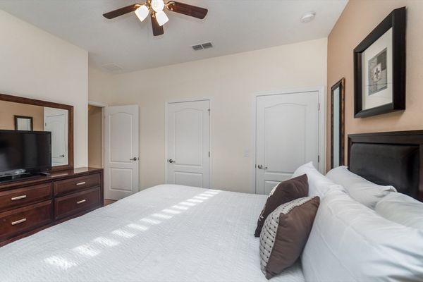 King Bedroom 1 (Angle)
32" TV