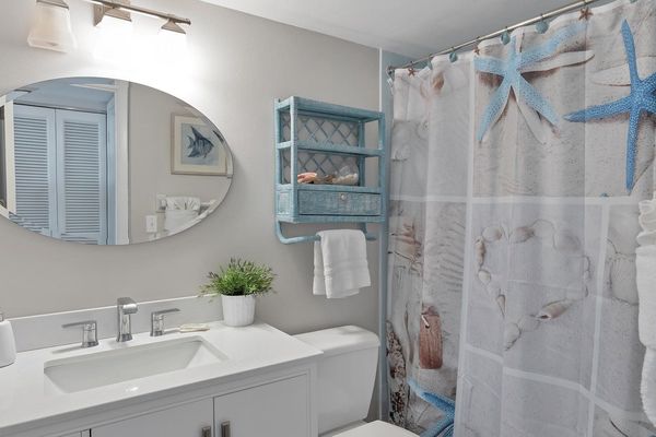 Bathroom 2
Shower/Tub Combo