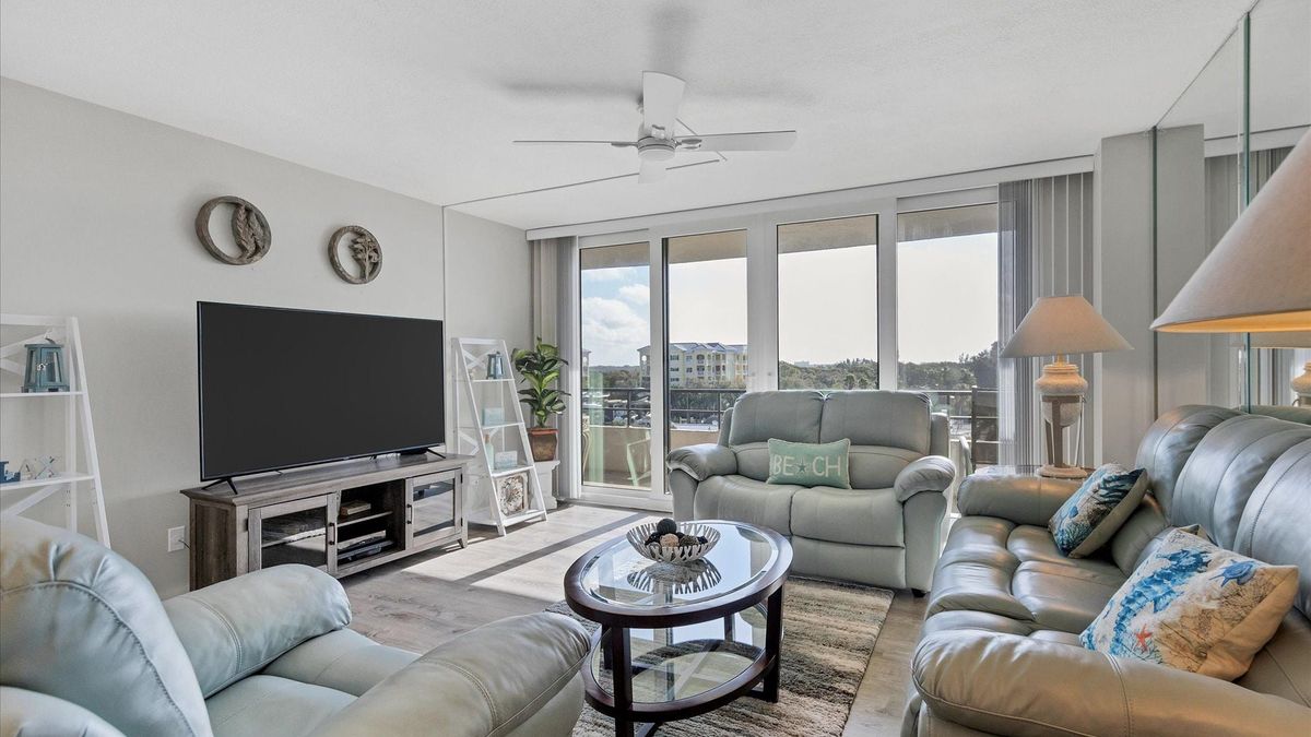 Living Room
65" Smart TV