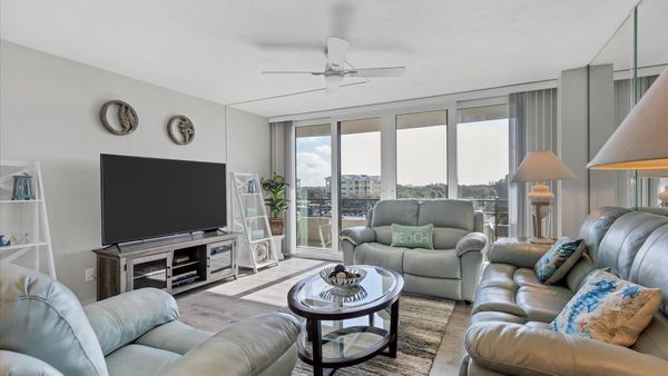Living Room
65" Smart TV