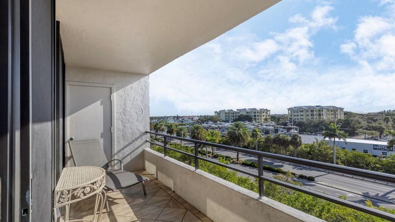 Balcony (Angle)