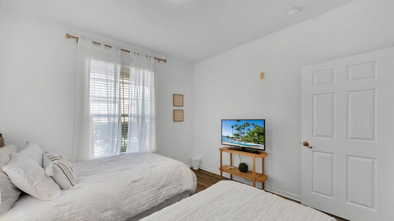 Twin/Double Bedroom 2 (Angle)
40" TV