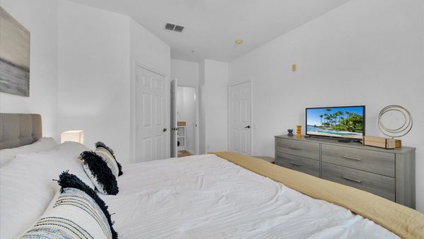Master King Bedroom 1 (Angle)
32" TV