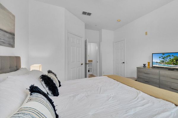 Master King Bedroom 1 (Angle)
32" TV