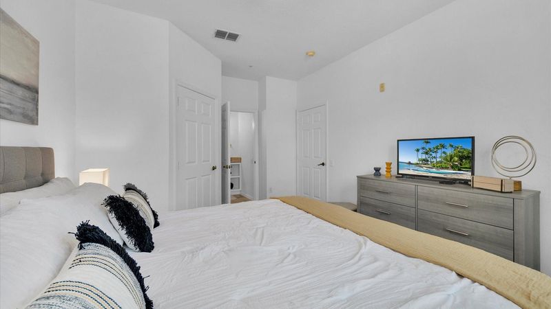 Master King Bedroom 1 (Angle)
32" TV