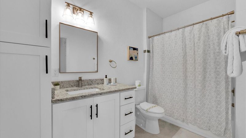 Hall Bathroom 2 
Tub/Shower Combo