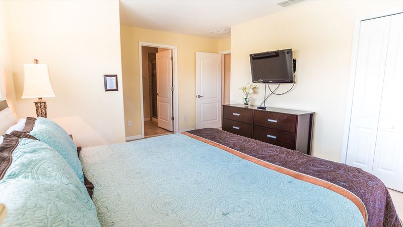King Suite Bedroom 5 Upstairs
32" TV