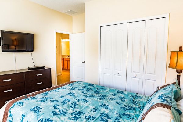 Queen Bedroom 1 Downstairs
32" TV