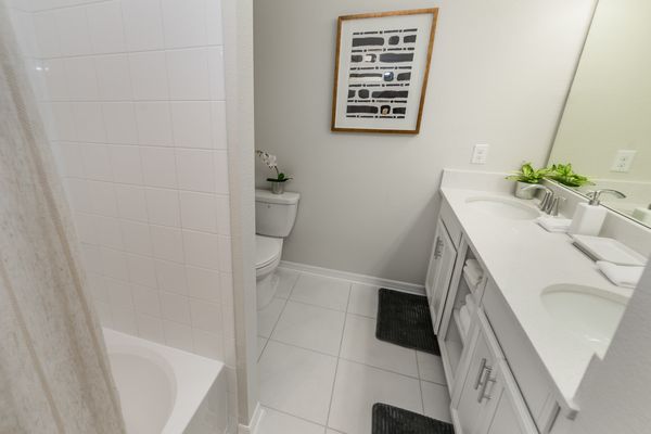 Hall Bathroom
Tub/Shower Combo