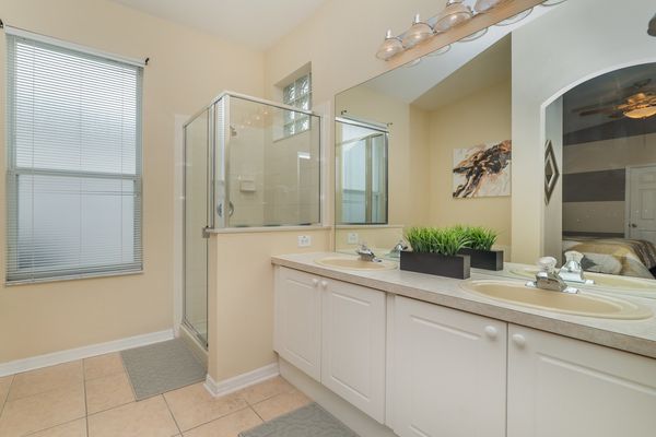 Master King Bathroom (Bed 1) 
(Tub & Shower)