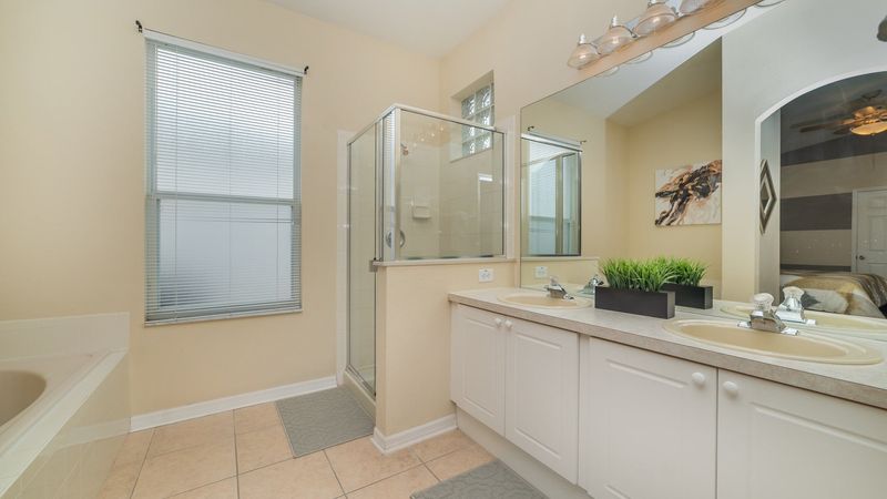 Master King Bathroom (Bed 1) 
(Tub & Shower)