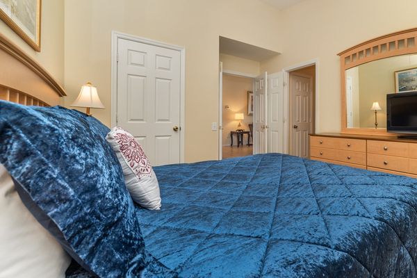 Queen Suite Bedroom 2 (Angle)
26" TV